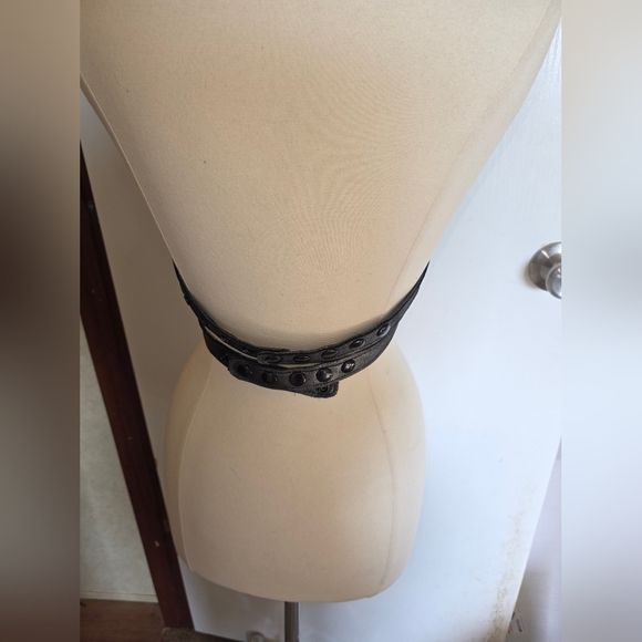 Black Ruffled Women's Headband - Picture 3 of 4